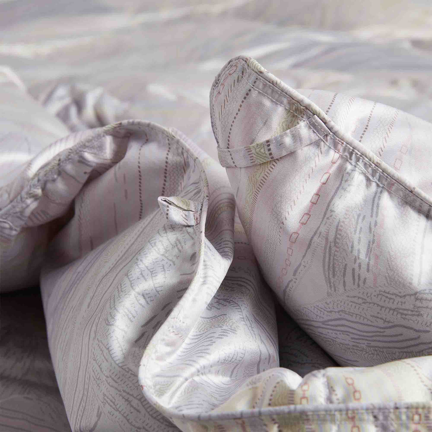 All Season Silk Covered 93% White Goose Down Comforter