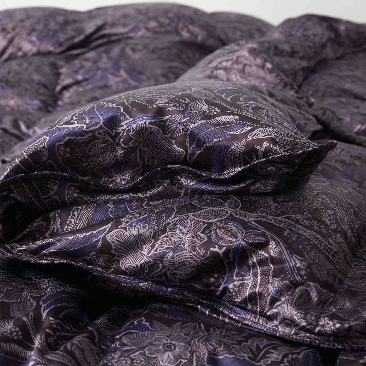 All Season Silk Covered 93% White Goose Down Comforter