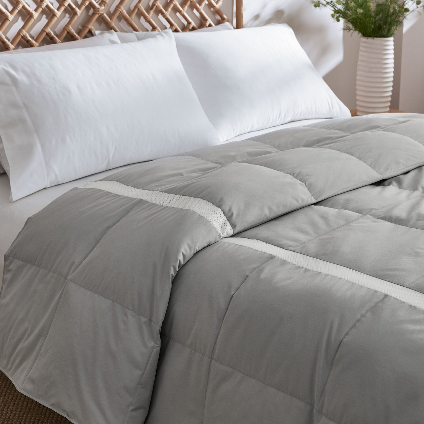 Ultra Lightweight Cooling Down Comforter